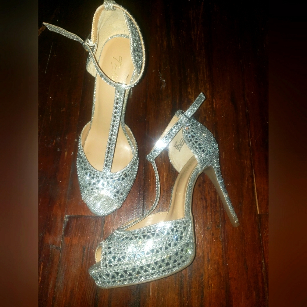Thalia Soda Silver Sparkly Pumps